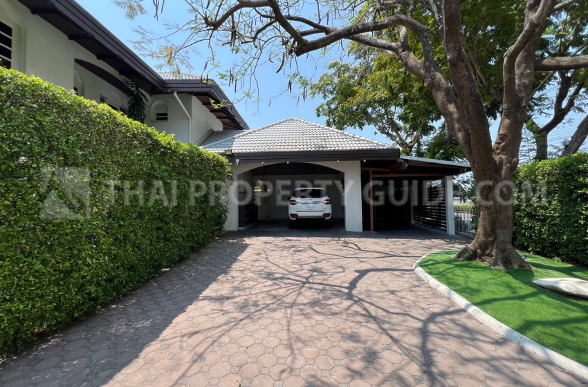 House with Shared Pool in Bangnatrad 